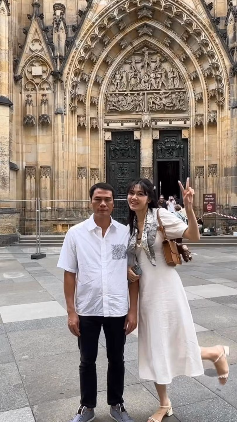 Trong khi cô vợ nhí nhảnh tạo hết dáng này sang dáng khác thì anh chồng vẫn chỉ đứng yên cùng 1 biểu cảm. Tuy nhiên nhiều người vẫn bày tỏ "đánh giá cao" anh chồng vì nhìn có vẻ anh chồng không mấy hứng thú với việc chụp ảnh nhưng vẫn chiều vợ khi chịu đứng vào để check-in.