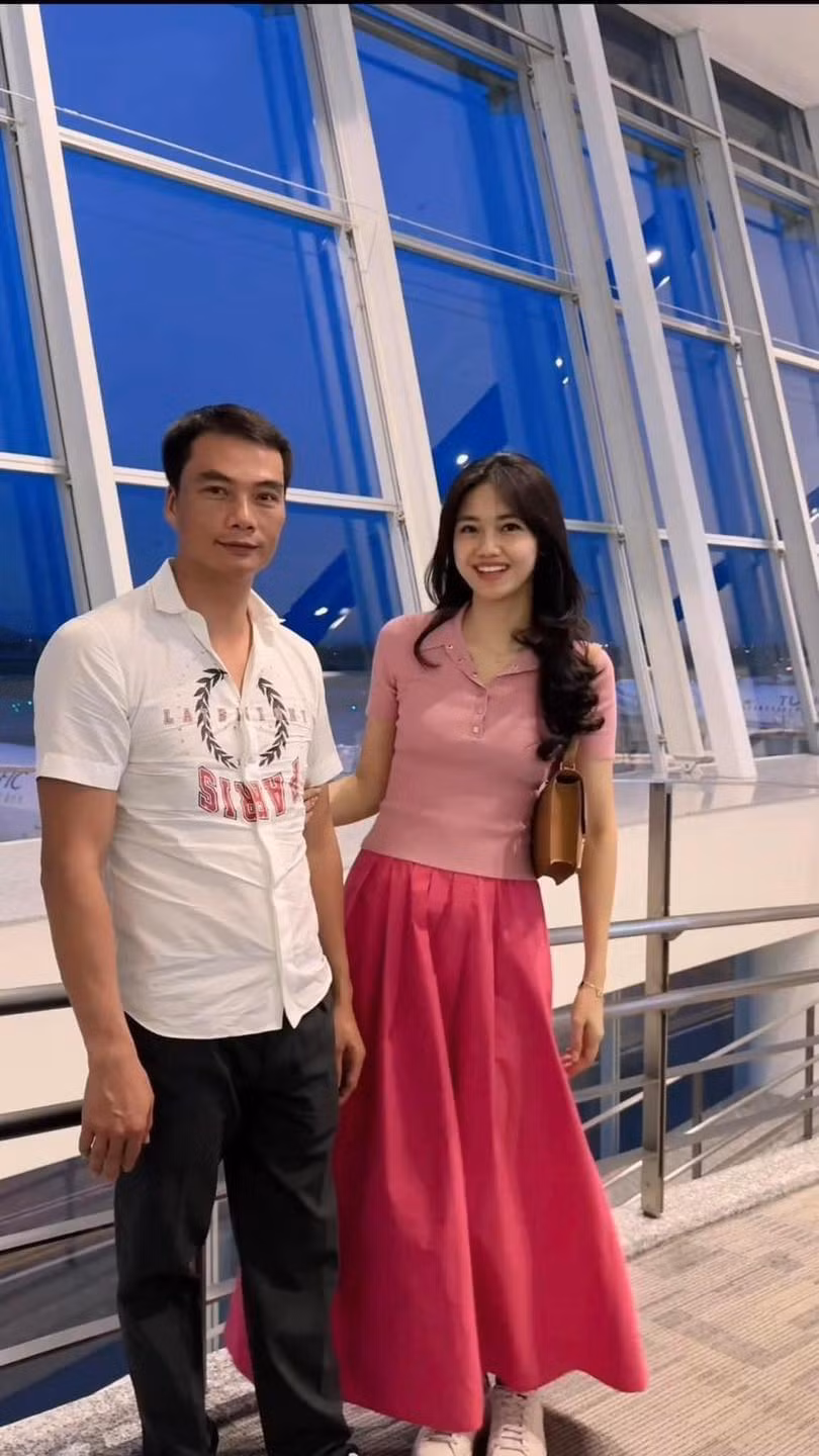 Mới đây trên trang cá nhân, nàng Á hậu Ngô Thanh Thanh Tú vừa chia sẻ video cùng chồng "đi khắp thế gian". Cả 2 cùng nhau check-in tại nhiều địa điểm trên thế giới. Thế nhưng điều khiến người xem chú ý hơn cả là loạt biểu cảm bất biến của anh chồng khi cùng vợ đi du lịch vòng quanh thế giới.