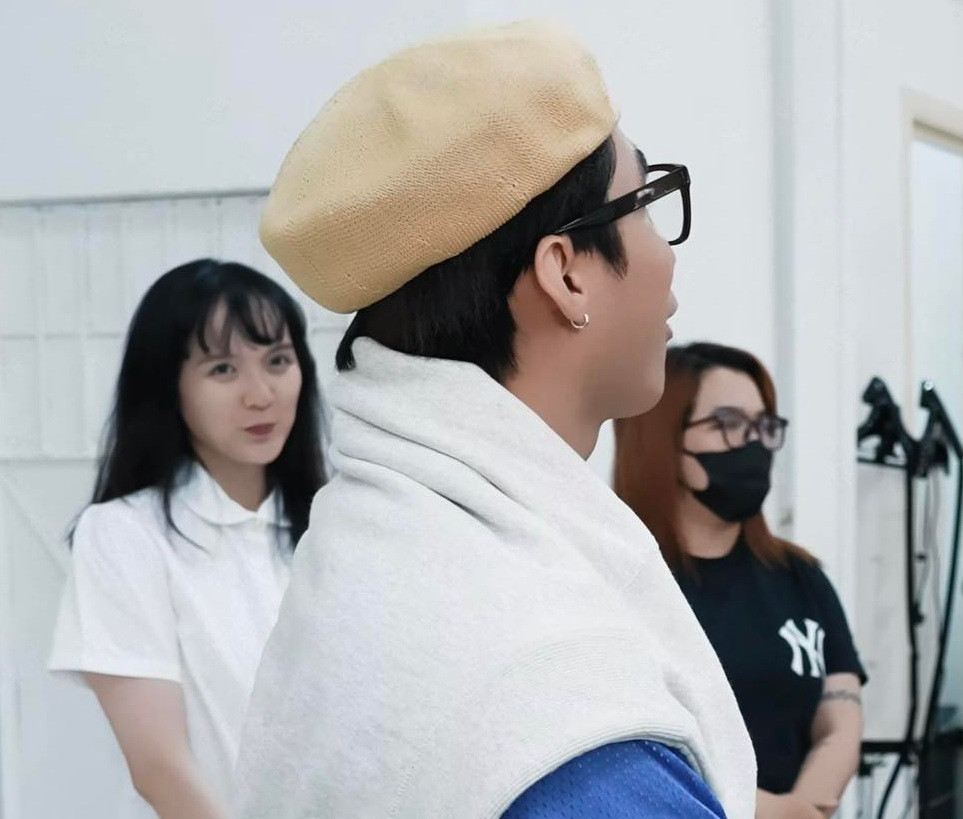 Đáp lại, Hải Tú tiếp tục nhìn Sơn Tùng ngọt ngào và thỉnh thoảng bày tỏ: "Thật hả anh?" khi nghe sếp nói gì đó với mình.