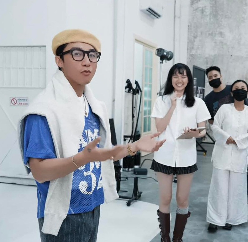 Khi theo dõi buổi chụp hình của Hải Tú, Sơn Tùng không ngừng khen ngợi: "Đẹp quá", "Được", "Thôi, hoàn hảo rồi, không cần thêm gì nữa đâu"...