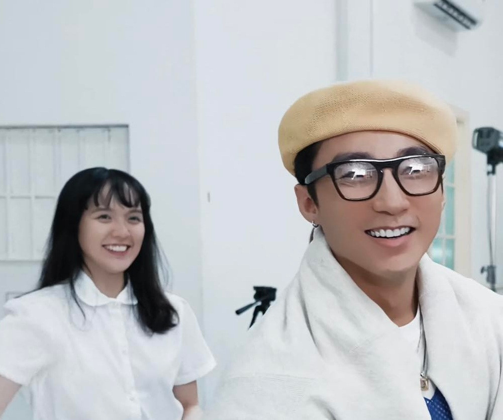 Chủ tịch không chỉ xuất hiện cho có mà còn nắm rõ nội dung buổi chụp ảnh, động viên nàng thơ và ekip rất nhiều. Về phần Hải Tú, nhiều lần ánh mắt cô chăm chú nhìn về hướng Sơn Tùng M-TP. Thậm chí có một số khoảnh khắc, khi Sơn Tùng đang nói, cô còn pose dáng trái tim cực ngọt