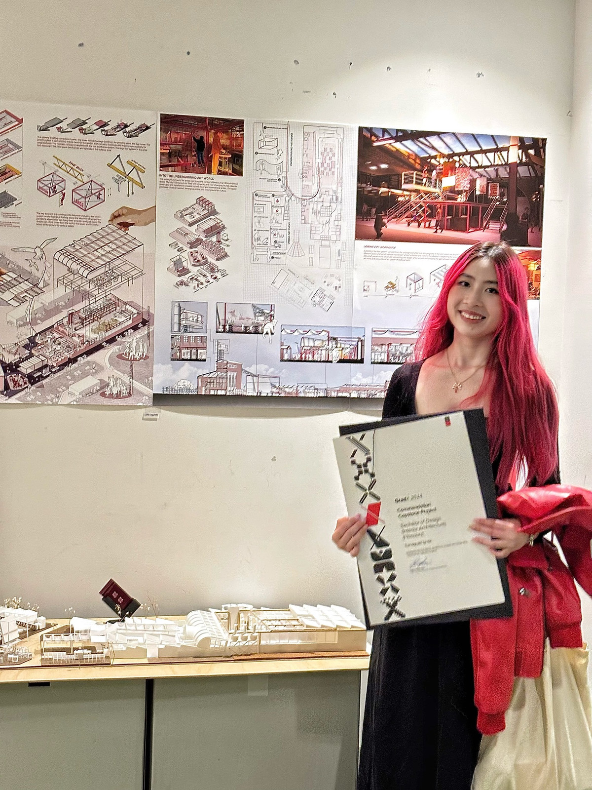 Cô nàng xuất hiện với những mái tóc màu xanh, đỏ "chất chơi" nhưng gu thời trang lại rất nữ tính, điệu đà.