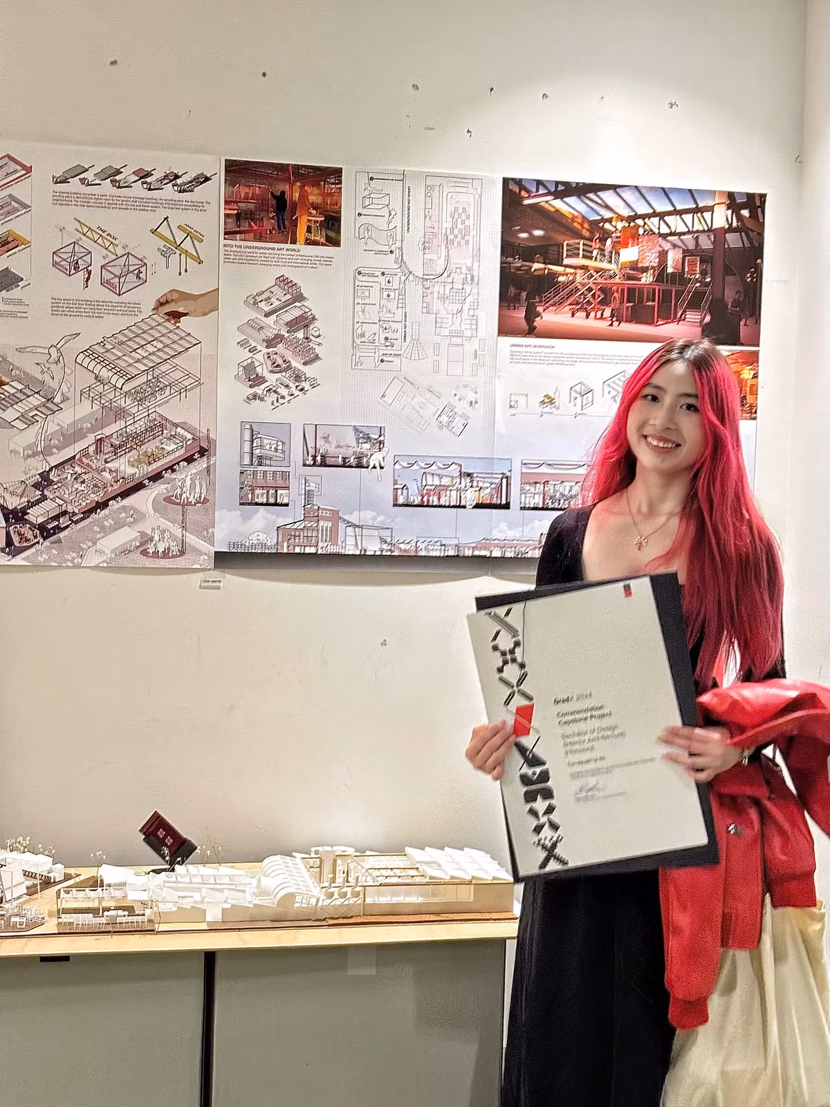 Cô nàng xuất hiện với những mái tóc màu xanh, đỏ "chất chơi" nhưng gu thời trang lại rất nữ tính, điệu đà.