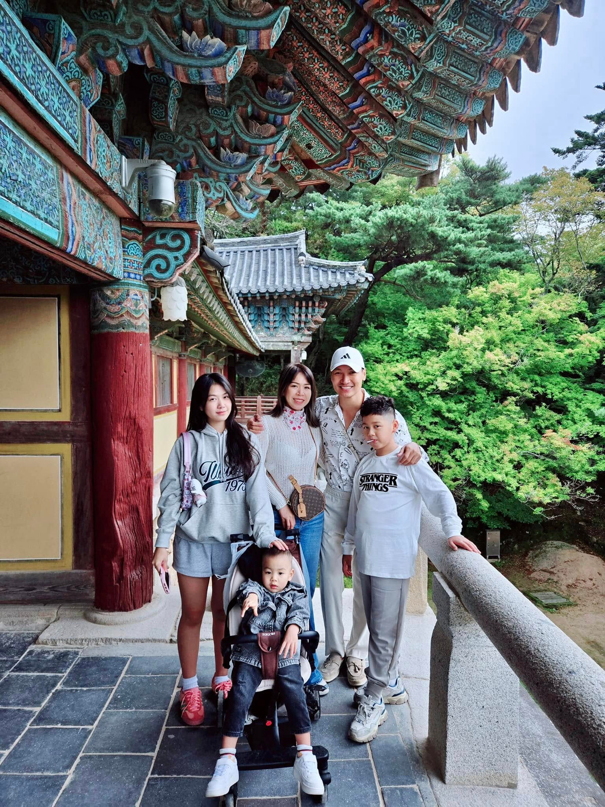 Không chỉ có học lực tốt, Phương Linh còn bộc lộ nhiều năng khiếu như chơi piano, vẽ, yêu thích thể thao...