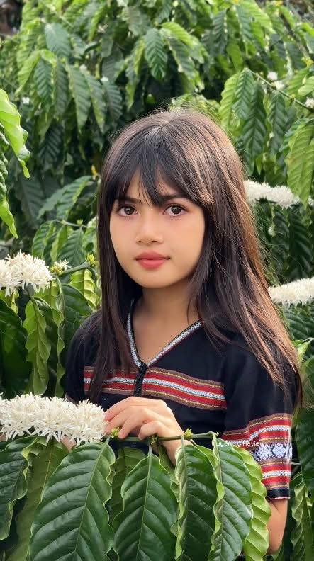 Diện trang phục truyền thống của dân tộc mình, không trang điểm cầu kỳ, mái tóc xõa tự nhiên, cô bé vẫn tỏa sáng như bông hoa của rừng núi.