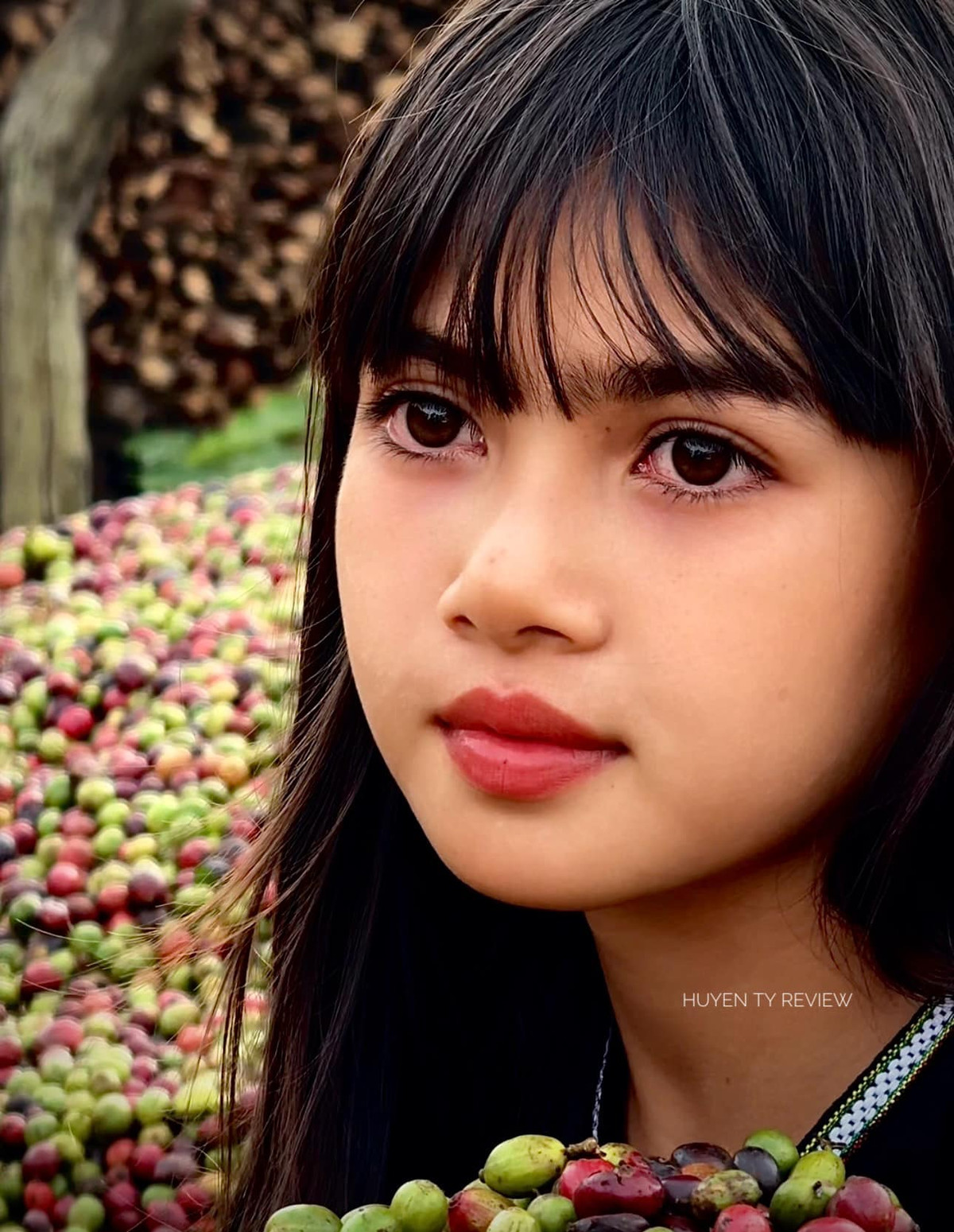 Nước da hơi ngăm không làm mất đi những nét đẹp tự nhiên mà càng làm tôn lên nét đẹp khỏe khoắn, sinh động của cô bé.