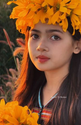 Nhiều người còn nhận xét Ria sở hữu đường nét có phần tương tự với siêu sao người Thái là Lisa của nhóm nhạc Blackpink.