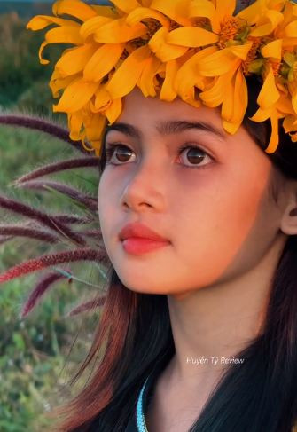 Ở phần bình luận video, nhiều người không tiếc lời khen ngợi nhan sắc của Ria: "Bé đẹp sắc sảo từng nét chị hen. Đôi mắt biết nói, chân mày siêu đẹp", "hoa hậu tương lai. Mê cái nét đẹp của em ấy từ lúc bé đến giờ vẫn mê", "đẹp xuất sắc luôn ấy".