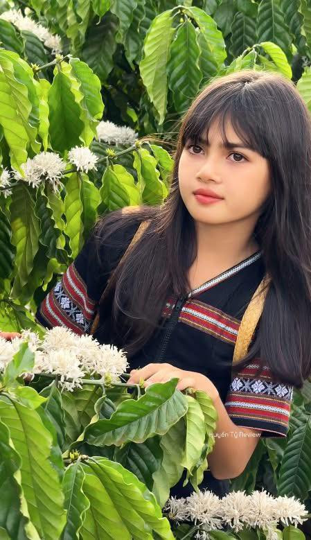 Được biết, cô bé có tên Ria, hiện đang là học sinh lớp 5.