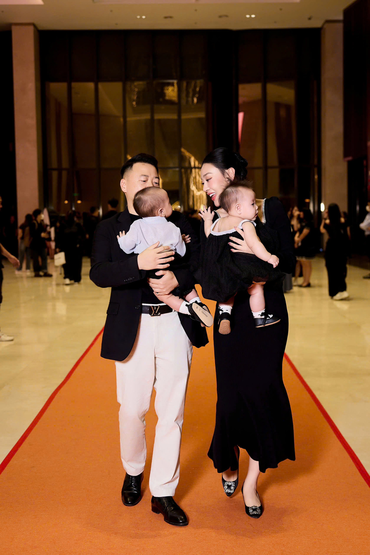 Dù mới sinh em bé chưa lâu thế nhưng Phương Oanh đã nhanh chóng lấy lại vóc dáng. Cô diện thiết kế váy đuôi cá đen ôm sát lấy cơ thể, khoe đường con nuột nà.