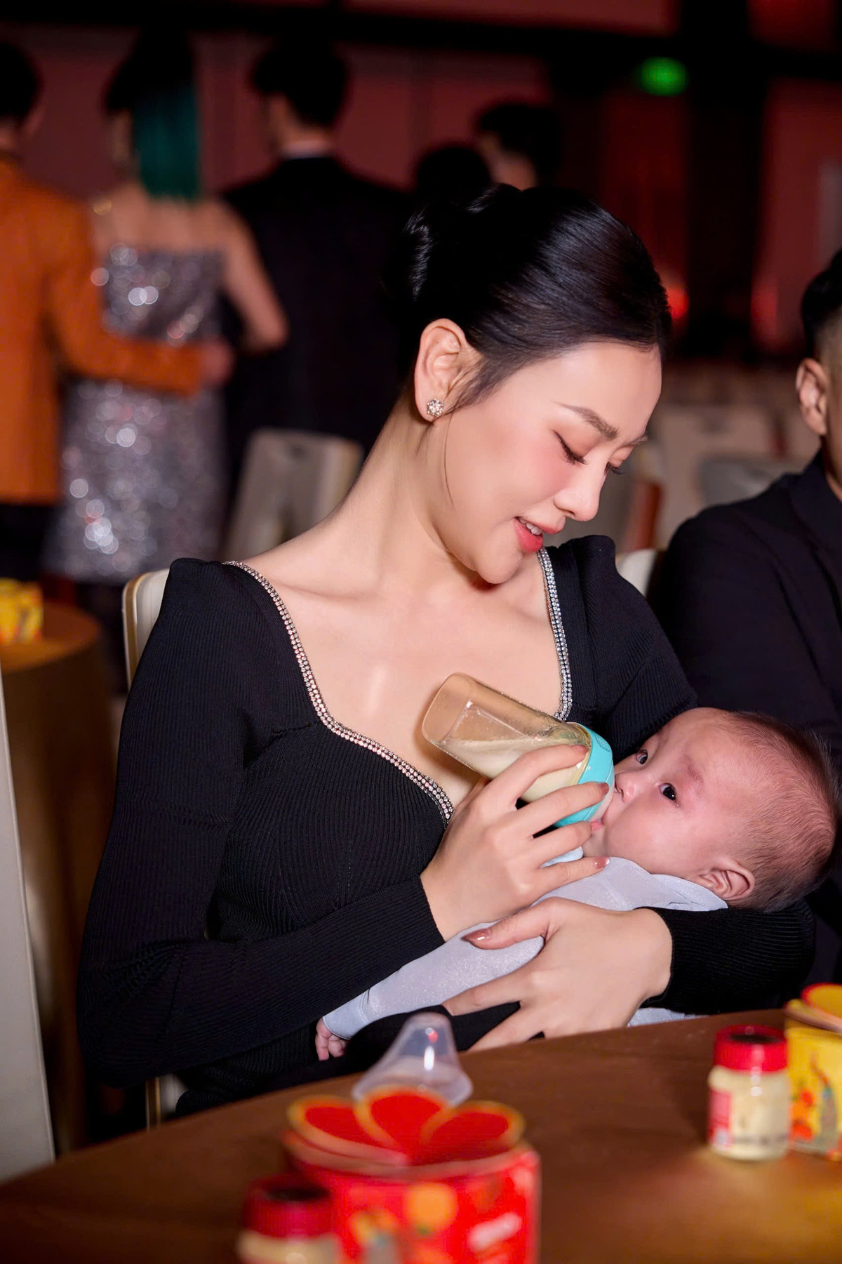 Phương Oanh và Shark Bình diện trang phục màu đen đồng điệu, bế hai bé Jimmy - Jenny tạo dáng trước ống kính truyền thông.