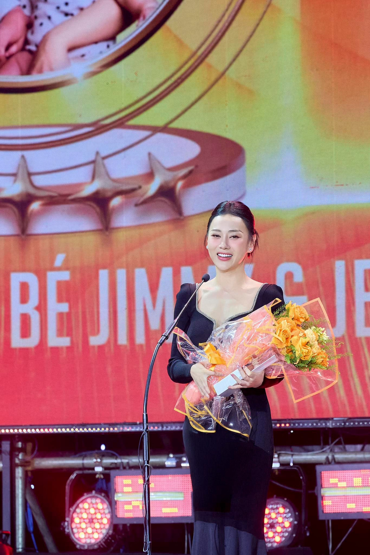 Thời gian qua, Phương Oanh đưa hai bé Jimmy - Jenny vào TPHCM để thuận tiện trong quá trình tham gia Bước nhảy hoàn vũ.