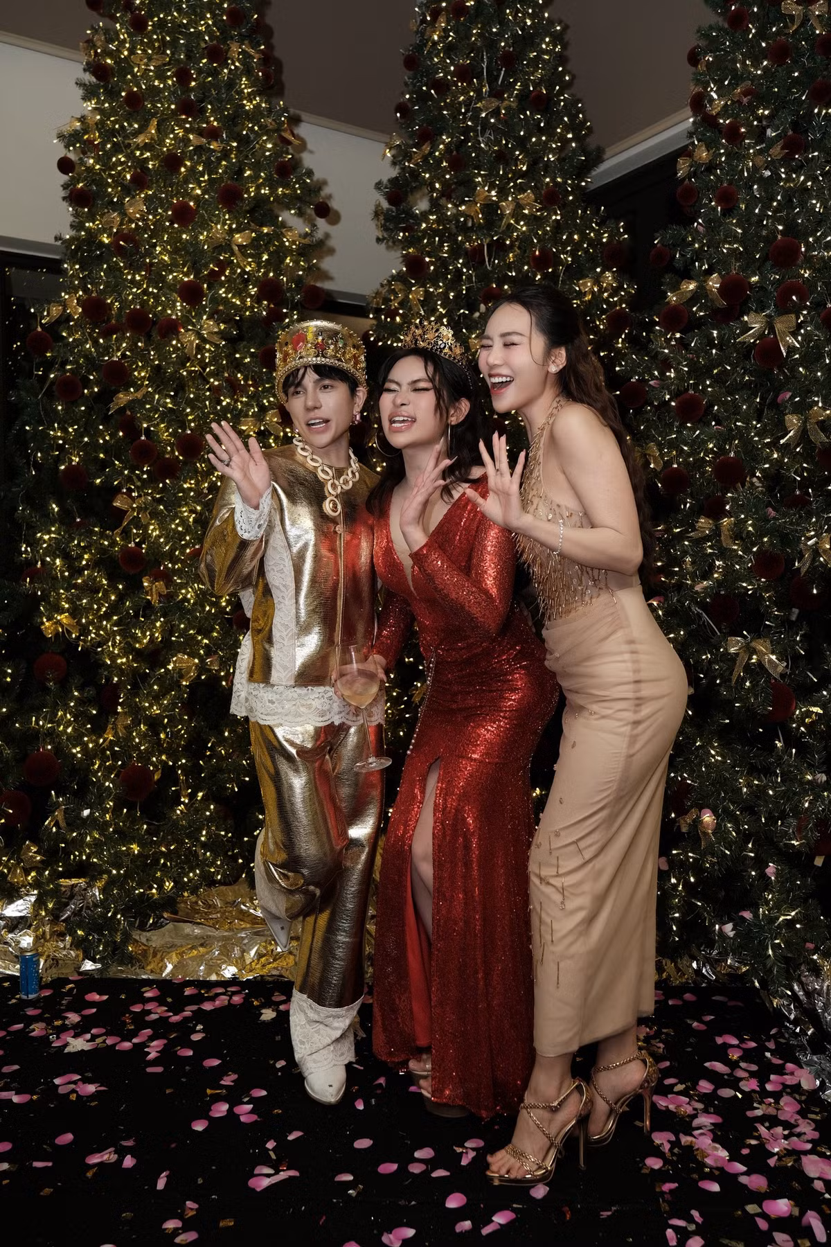 Mới đây, Gia Kỳ lại khiến mạng xã hội dậy sóng với độ chịu chi của mình, nhưng không phải để "đu idol" mà là để tổ chức bữa tiệc Noel hoành tráng.