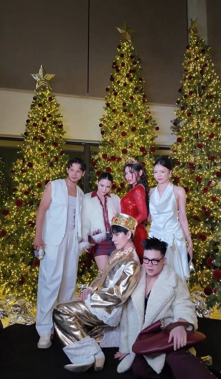 Những cây thông được trang hoàng lấp lánh với hàng ngàn bóng đèn nháy cùng vô số quả châu và dây ruy băng.