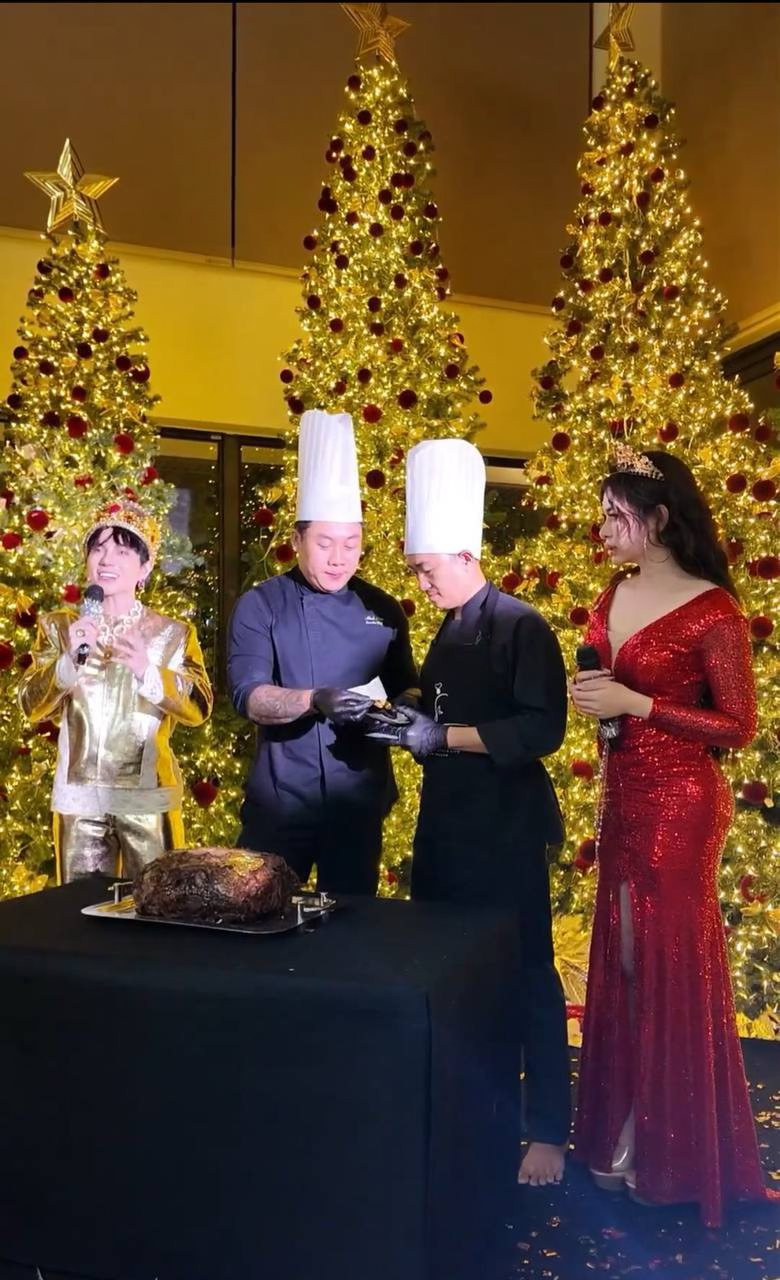 Gia Kỳ là tâm điểm của bữa tiệc diện trên mình bộ váy đỏ ôm sát, đi giày cao gót, kết hợp với chiếc vương miện lấp lánh.