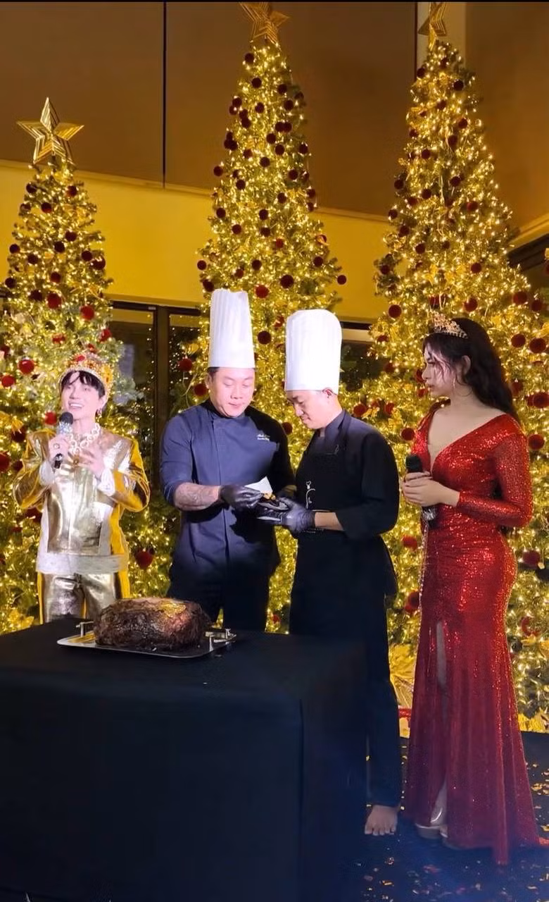 Gia Kỳ là tâm điểm của bữa tiệc diện trên mình bộ váy đỏ ôm sát, đi giày cao gót, kết hợp với chiếc vương miện lấp lánh.