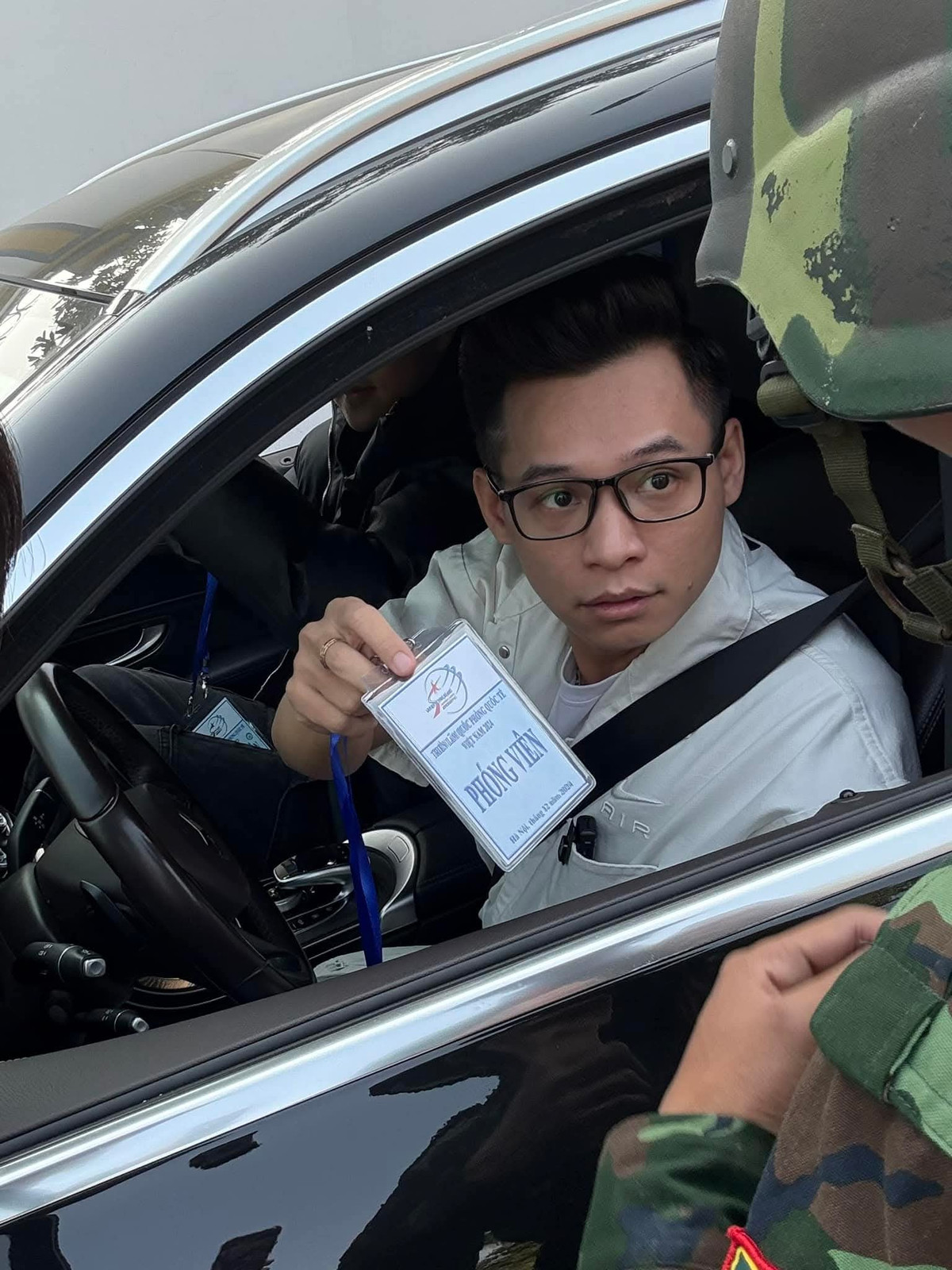 Tuy nhiên, ngay tại cửa kiểm tra nhiều người đã bất ngờ khi Độ Mixi xuất trình tấm thẻ có dòng chữ "Phóng viên". Chứng kiến điều này, nhiều netizen đã đùa nhau rằng: "Độ Mixi, phóng viên VTV tại Triển lãm Quốc phòng quốc tế Việt Nam 2024.