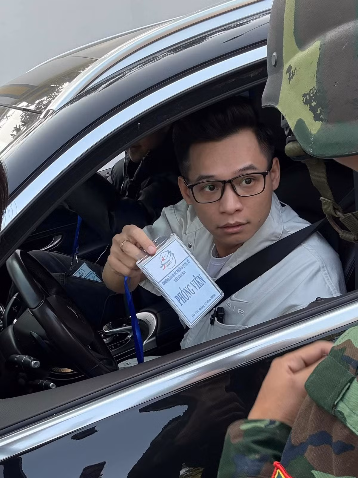 Tuy nhiên, ngay tại cửa kiểm tra nhiều người đã bất ngờ khi Độ Mixi xuất trình tấm thẻ có dòng chữ "Phóng viên". Chứng kiến điều này, nhiều netizen đã đùa nhau rằng: "Độ Mixi, phóng viên VTV tại Triển lãm Quốc phòng quốc tế Việt Nam 2024.