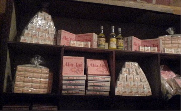 Những hộp mứt tết truyền thống - thức quà đặc biệt của mọi nhà ngày Tết. (Ảnh: Tổng hợp Facebook)