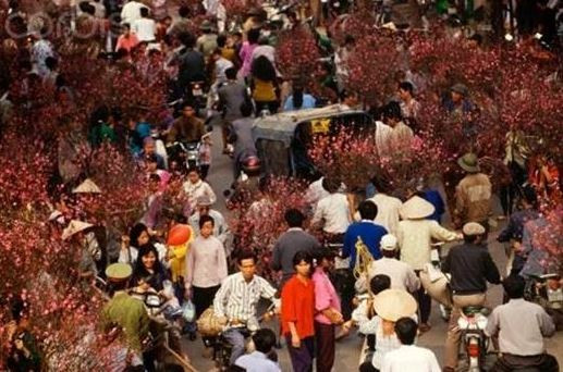 Khi xưa nghỉ tết thường dài hơi, nhiều người bán hàng, thương lái nhỏ lẻ có khi nghỉ qua tận rằm tháng giêng nên nhiều gia đình có thói quen mua thực phẩm dự trữ nhiều.