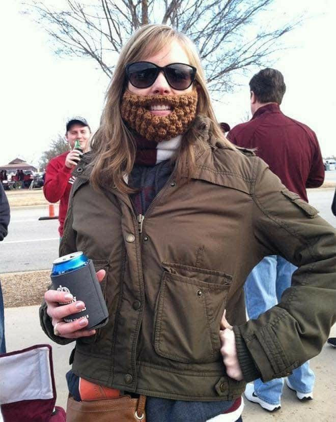 Đến cả những cô gái cũng hào hứng mang râu len theo trào lưu mới.