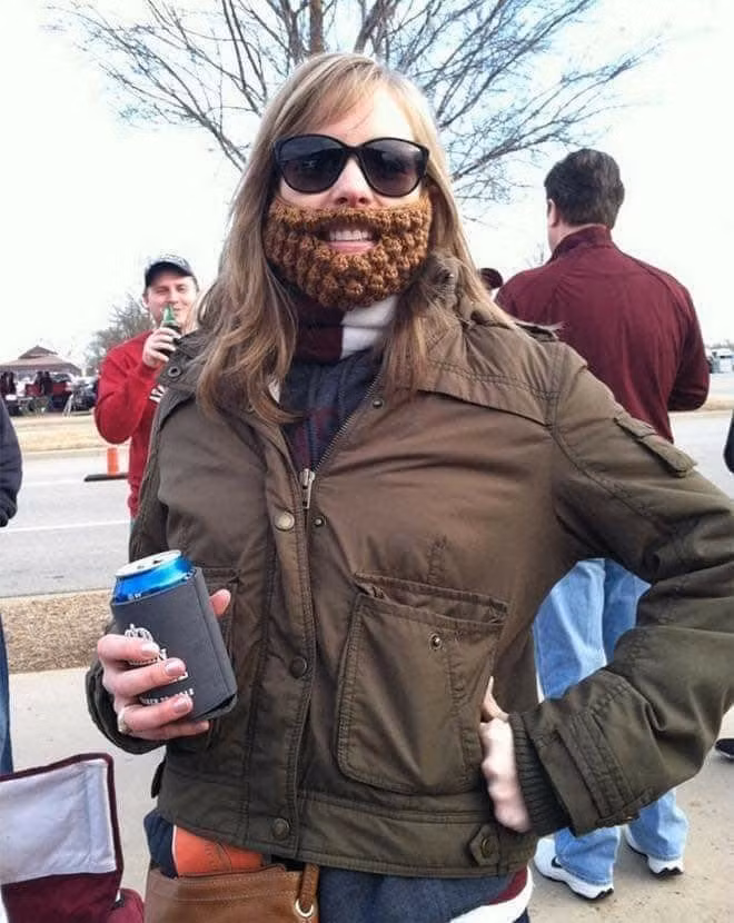 Đến cả những cô gái cũng hào hứng mang râu len theo trào lưu mới.