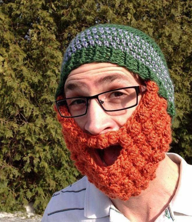 Những người được tặng bộ râu len đều cảm thấy vô cùng thích thú.