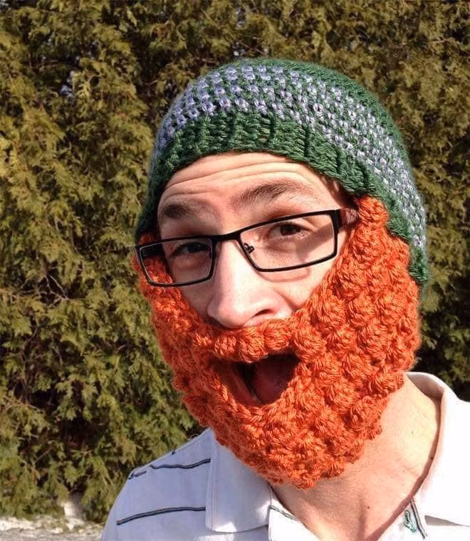 Những người được tặng bộ râu len đều cảm thấy vô cùng thích thú.