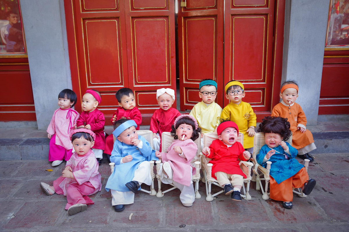 Các em bé được bố mẹ sắm cho những chiếc áo dài với đủ sắc màu rực rỡ, không chỉ vậy còn có cả những phụ kiện như mấn đội đầu, tóc giả vô cùng đáng yêu.