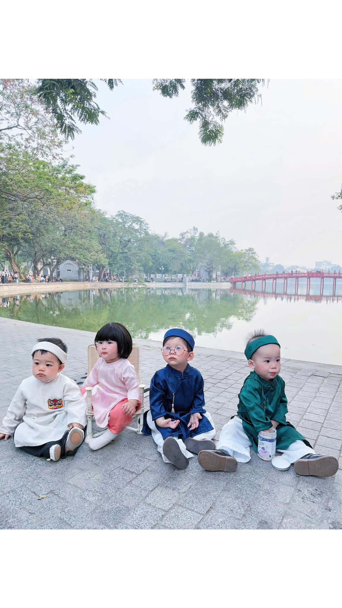 Gương mặt của các "ông cụ", "bà cụ" non khiến người lớn phải tan chảy.