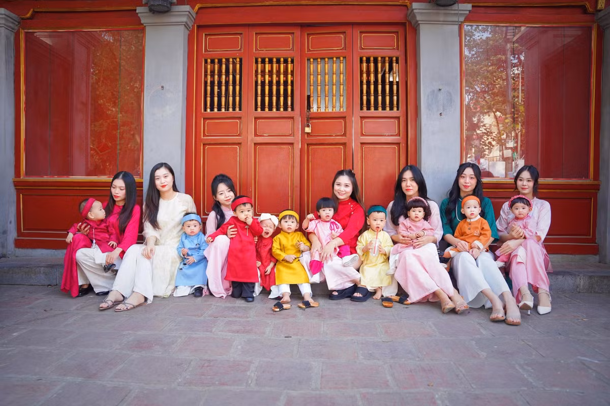 Từ những bộ ảnh truyền thống đậm chất Việt Nam đến những bộ ảnh hiện đại, trẻ trung, các bậc phụ huynh có rất nhiều lựa chọn.