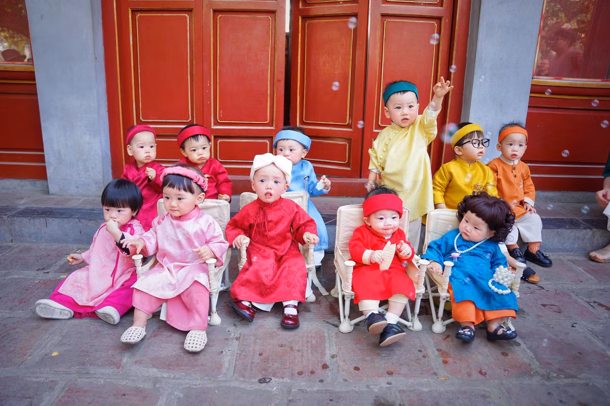 Để có được tấm hình đẹp cho các "mẫu nhí" không phải chuyện dễ dàng. Những bà mẹ phải làm đủ trò để bé yêu có thể cười trước ống kính.