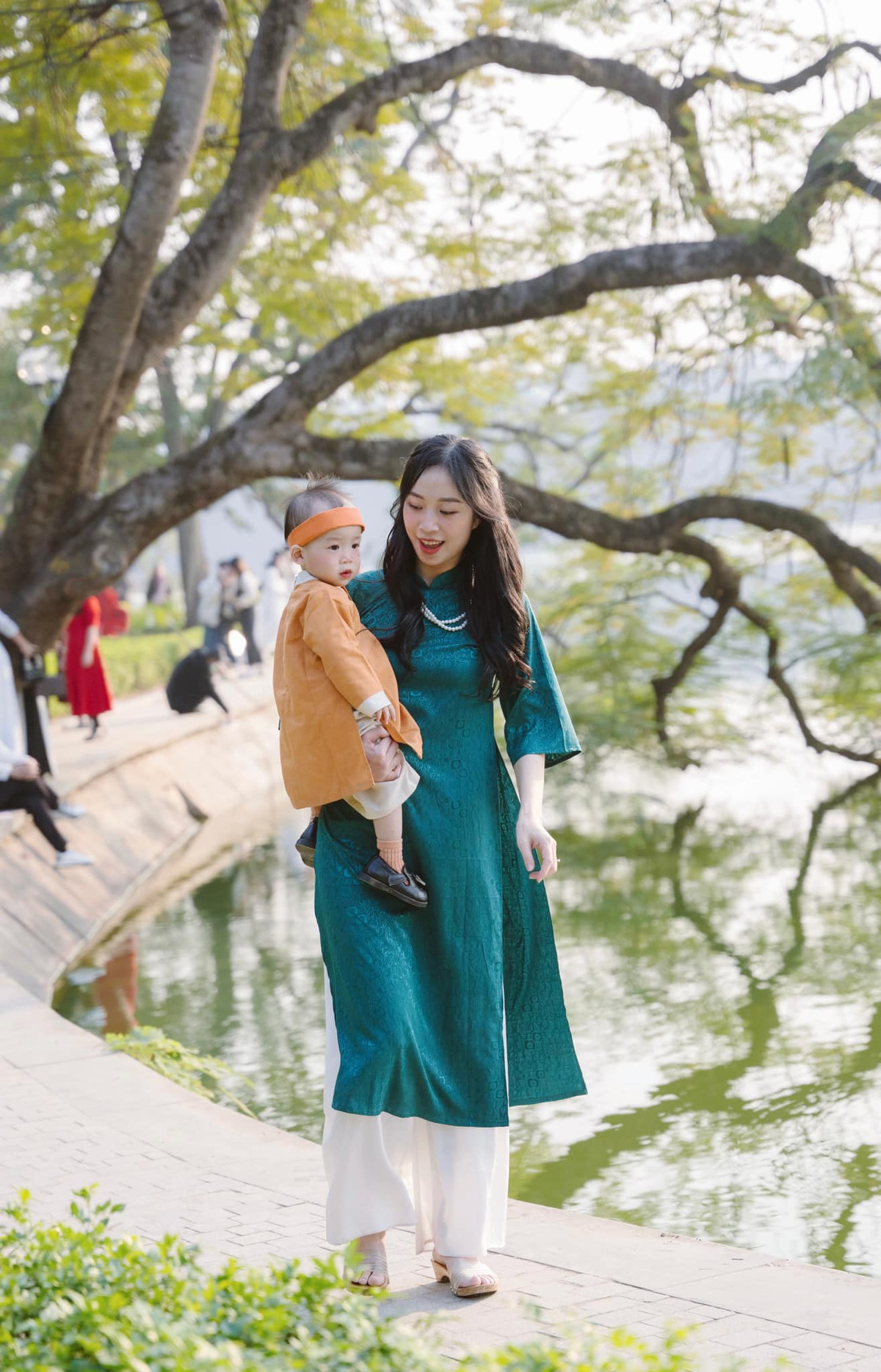 Việc chụp ảnh Tết cho bé tại Hồ Gươm những năm gần đây đã trở thành một xu hướng được nhiều bậc phụ huynh yêu thích.