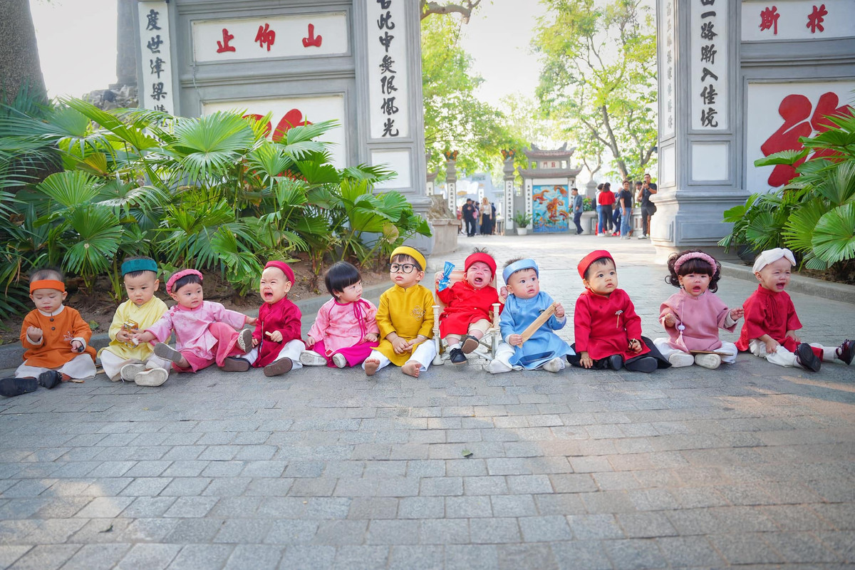 Một hội nhóm các mẹ bỉm sữa đã rủ nhau "lên đồ" cho bé yêu để chụp ảnh Tết.