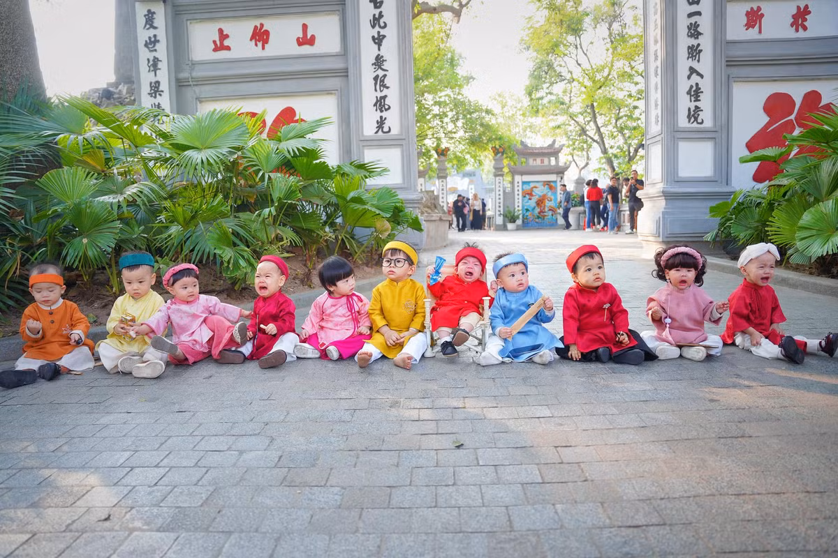 Một hội nhóm các mẹ bỉm sữa đã rủ nhau "lên đồ" cho bé yêu để chụp ảnh Tết.