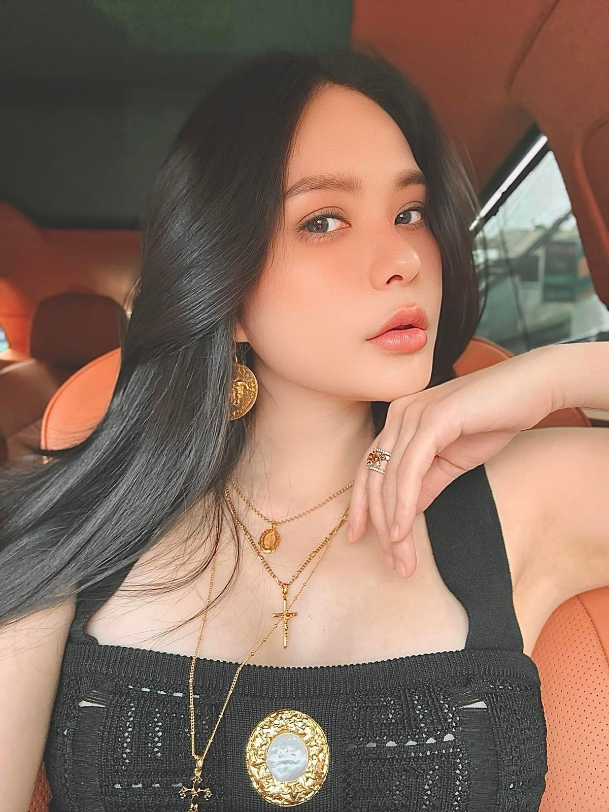 Nói về căn nhà mới này, dù không tiết lộ về độ bề thế hay giá trị của nó nhưng nhìn hình ảnh bản thiết kế các phòng khách, phòng ngủ, phòng đọc sách, phòng tắm Đoàn Di Băng khoe cũng có thể hình dung về độ siêu hoành tráng của nó. (Ảnh: FBNV)