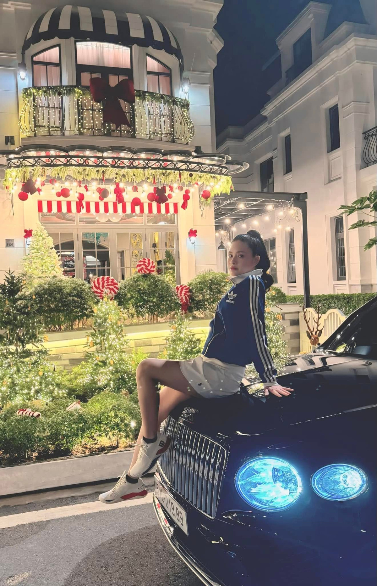 Trước đó, Đoàn Di Băng từng giới thiệu, căn biệt thự này nằm ở quận 7 và chỉ là "nhà ở tạm" của gia đình cô mà thôi.