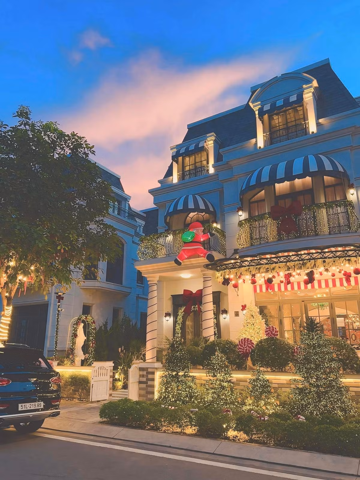 Vào buổi tối khi lên đèn, cả căn biệt thự rực rỡ trong sắc màu lễ hội.