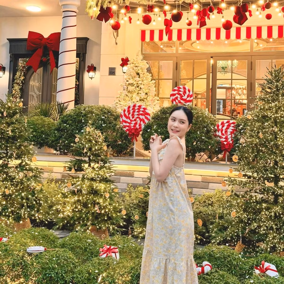 Mới đây, nữ đại gia quận 7 Đoàn Di Băng khiến netizen choáng ngợp với không khí noel xa xỉ trong căn biệt thự triệu đô của mình. Kèm theo loạt ảnh, cô nàng đăng caption thông báo về việc năm 2024 này là năm cuối cùng cô đón giáng sinh ở căn biệt thự đang sinh sống bấy lâu. Sang năm sau, cô và gia đình sẽ dọn về nhà mới.