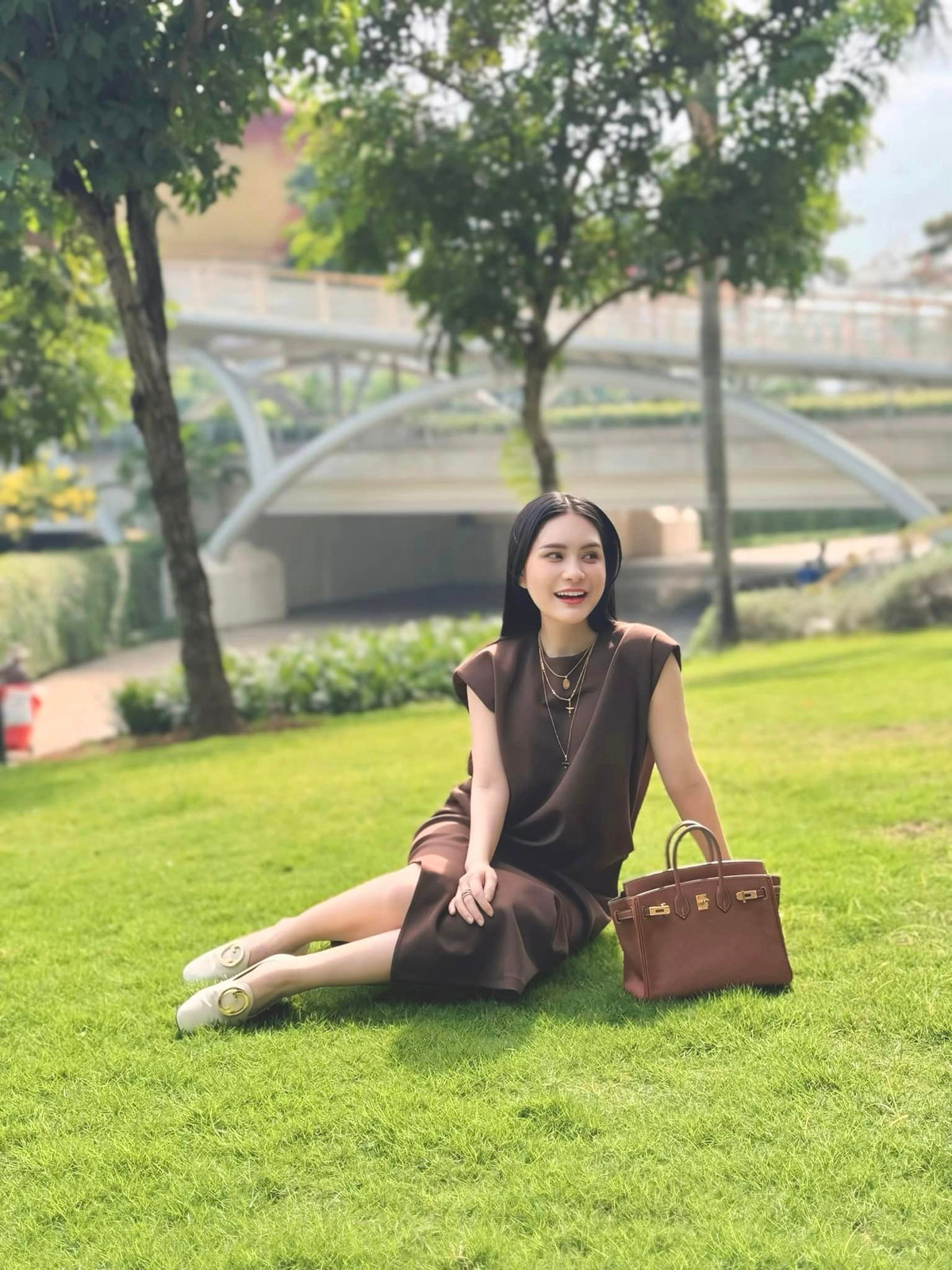 Theo một số thông tin Đoàn Di Băng tiết lộ, sang năm ang 2025, cô và gia đình sẽ chuyển sang căn nhà mới "sang-xịn-mịn" hơn. Đó chính là chiếc villa được giới thiệu khoảng 400 tỷ đồng. Không những vậy, vợ chồng cô còn thuê NTK Thái Công thiết kế với chi phí 7.5 tỷ đồng.