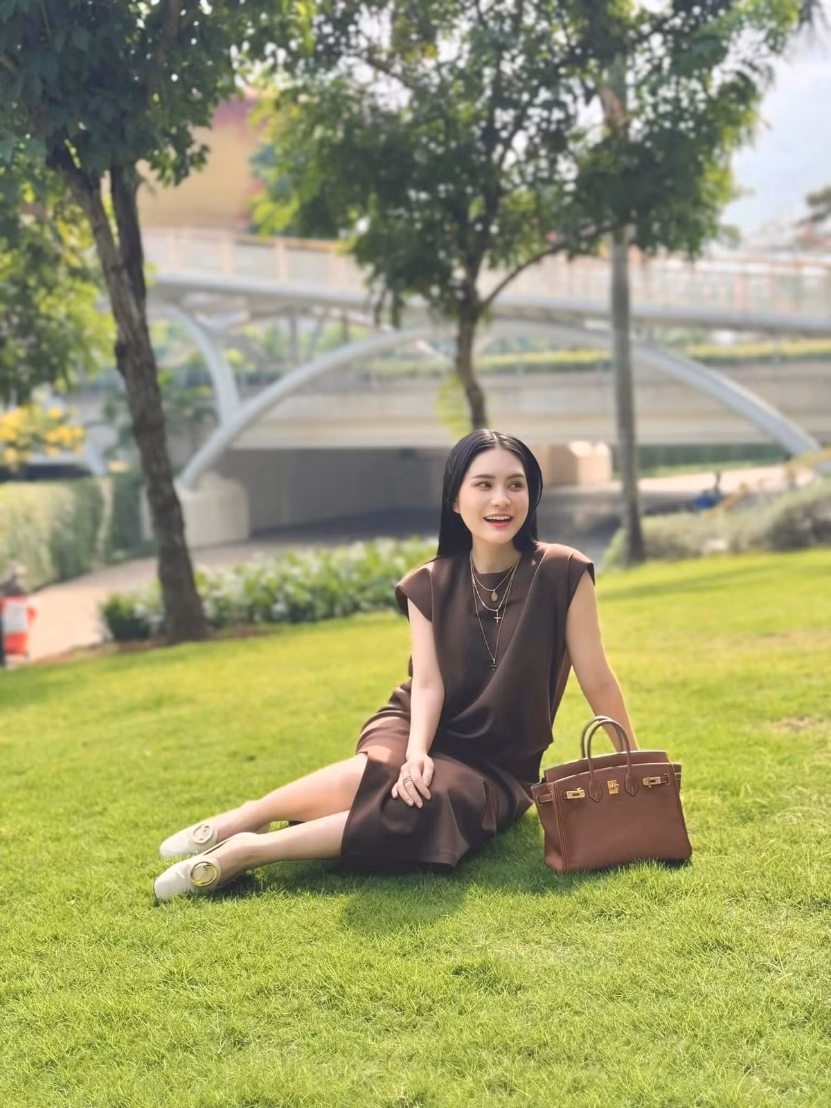 Theo một số thông tin Đoàn Di Băng tiết lộ, sang năm ang 2025, cô và gia đình sẽ chuyển sang căn nhà mới "sang-xịn-mịn" hơn. Đó chính là chiếc villa được giới thiệu khoảng 400 tỷ đồng. Không những vậy, vợ chồng cô còn thuê NTK Thái Công thiết kế với chi phí 7.5 tỷ đồng.