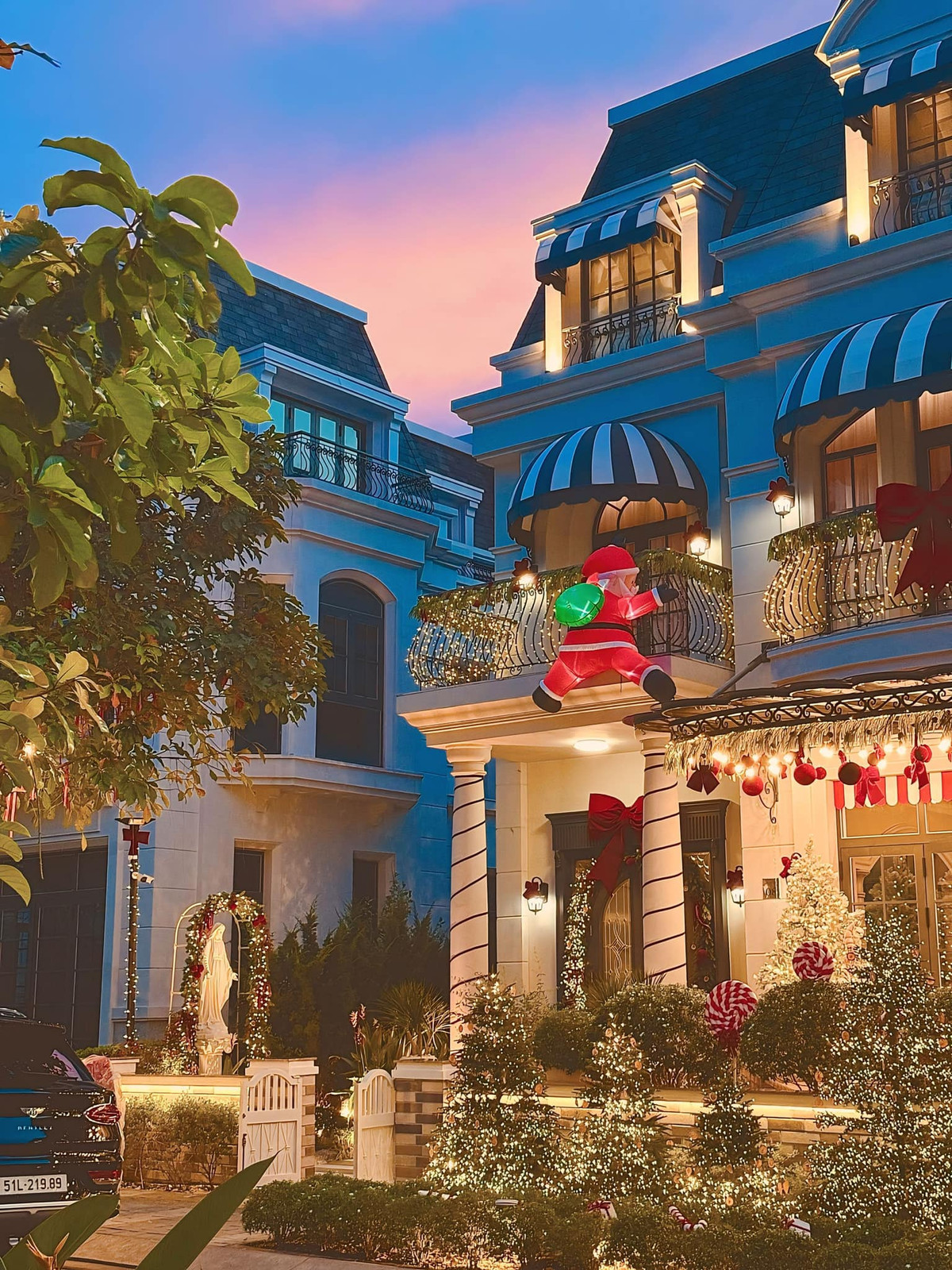 Không những vậy, Đoàn Di Băng còn không tiếc tiền sắm những dàn đèn đắt tiền để khiến căn biệt thự trở nên ấm áp, rộn ràng không khí Giáng sinh.