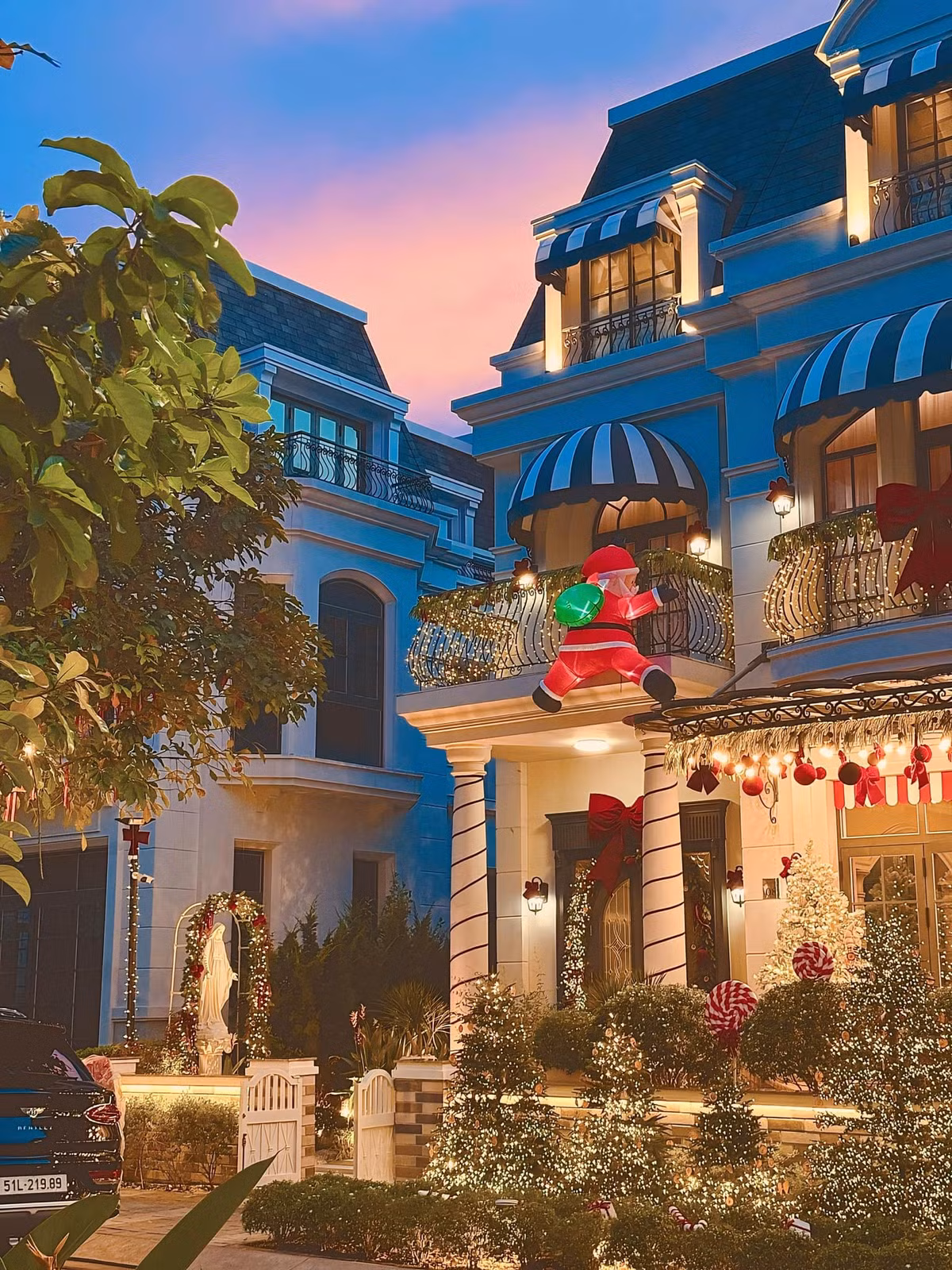 Không những vậy, Đoàn Di Băng còn không tiếc tiền sắm những dàn đèn đắt tiền để khiến căn biệt thự trở nên ấm áp, rộn ràng không khí Giáng sinh.