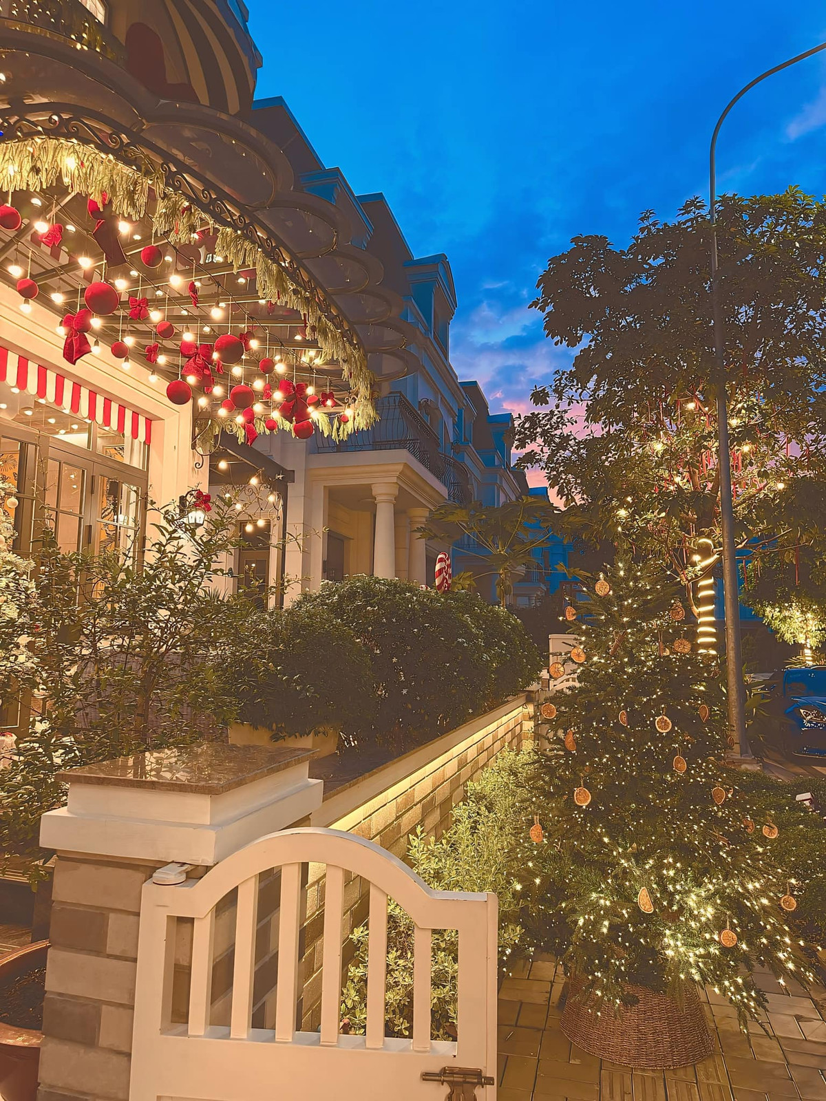 Nhìn hình ảnh trang trí căn biệt thự, nhiều người còn nhớ đến về những giáng sinh các năm trước, năm nào gia đình vị nữ đại gia này cũng vô cùng chăm chút cho nơi mình ở.