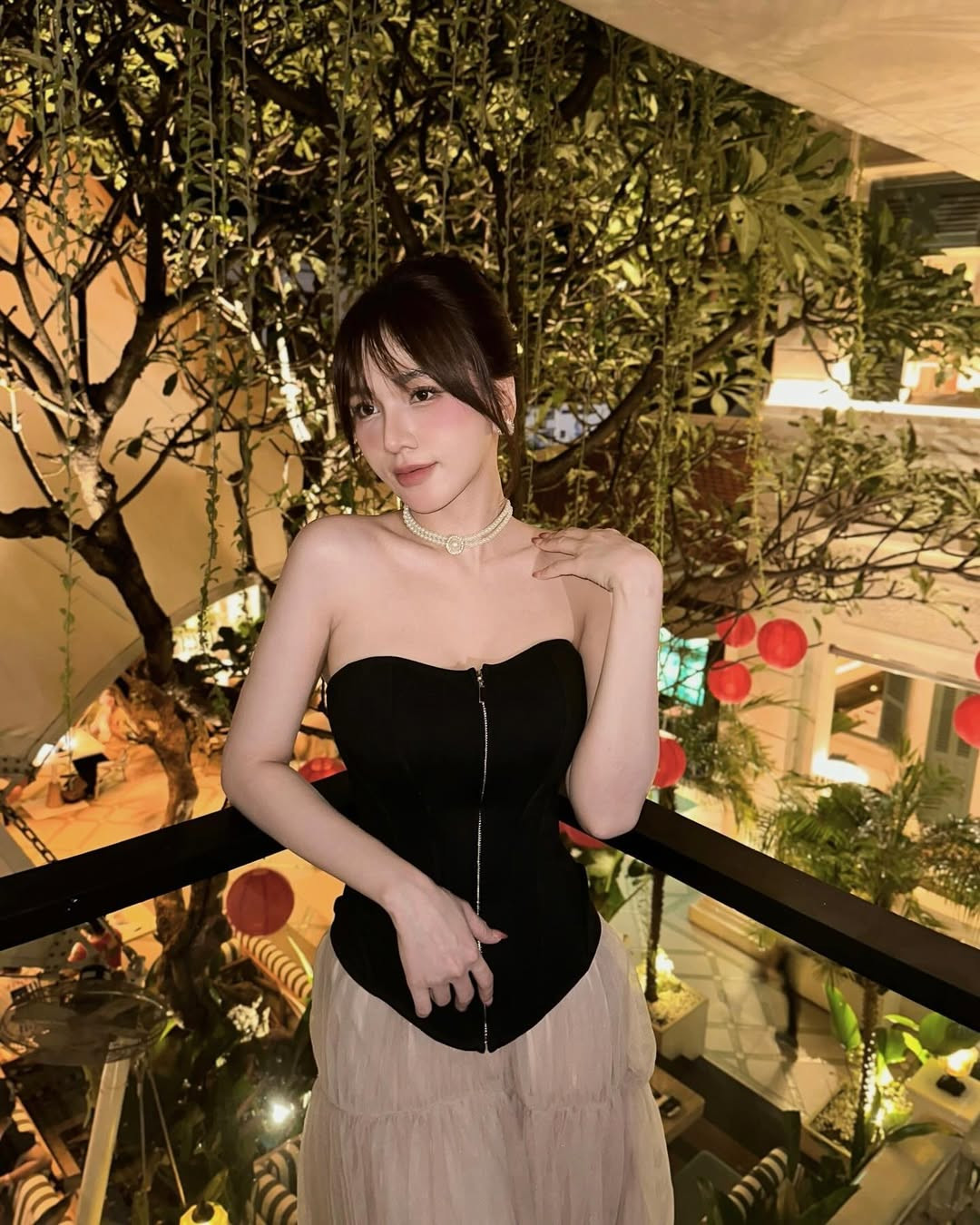 Nàng hot girl sở hữu cuộc sống khiến nhiều cô gái khác mơ ước khi tự chủ về kinh tế. Cách đây một thời gian, cô nàng khoe ảnh tậu xế hộp nhân dịp sinh nhật. Chiếc xế hộp được tình cũ tiền vệ Hoàng Đức lựa chọn thuộc thương hiệu Peugeot, màu trắng, có giá khoảng gần 800 triệu đồng.