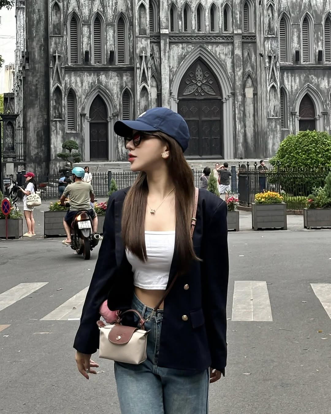 Cô nàng tự tin khoe vóc dáng nóng bỏng trong những bộ trang phục cắt xẻ táo bạo, tôn lên đường cong quyến rũ.