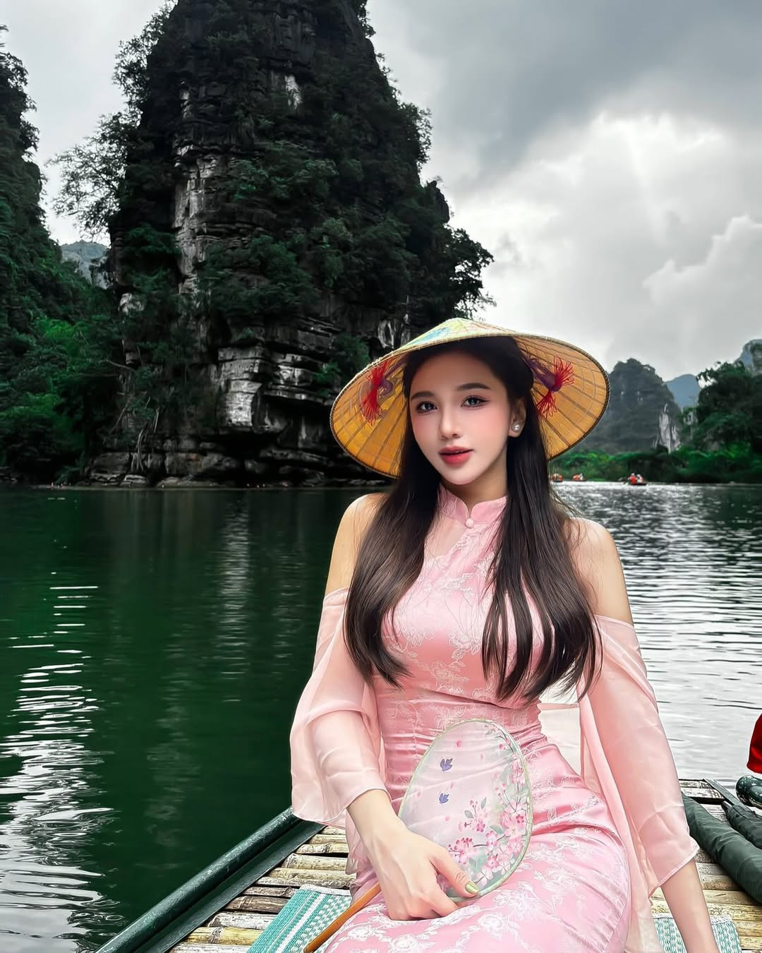 Sau khi chia tay Hoàng Đức, hot girl sinh năm 1997 được khen ngày càng thăng hạngvề nhan sắc lẫn vóc dáng.