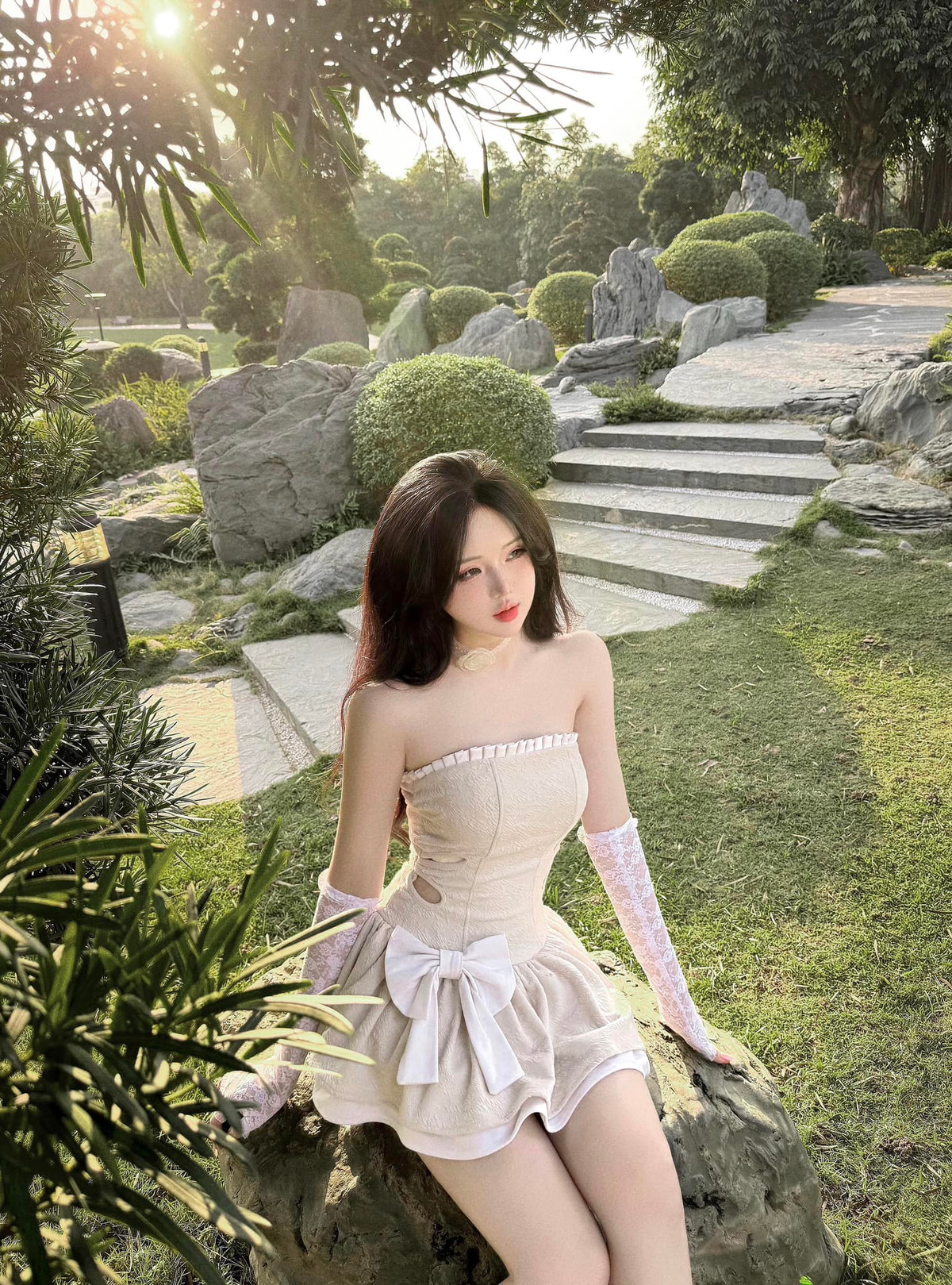 Cô bạn sở hữu vẻ ngoài tựa búp bê với đôi mắt to tròn, gương mặt bé xíu cùng làn da trắng mịn không tì vết.