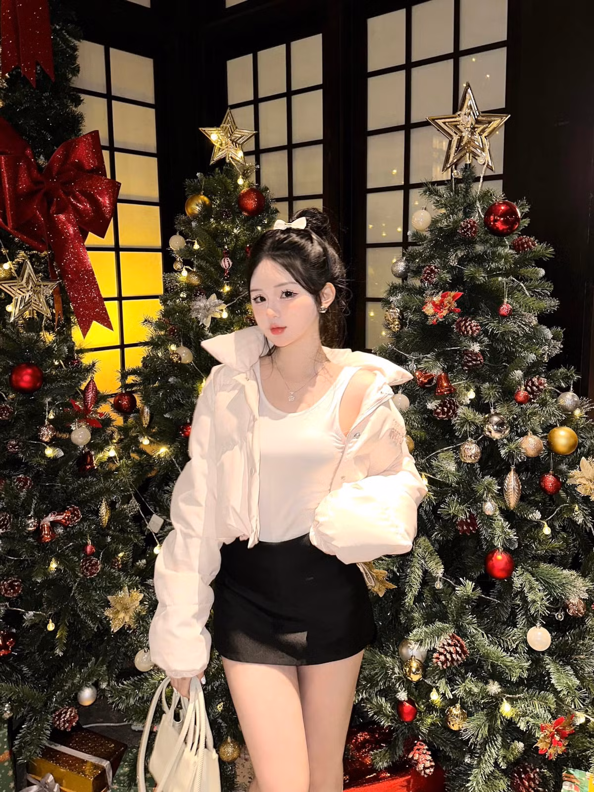 Hạnh Nguyễn sở hữu vóc dáng thanh mảnh, có thể cân được mọi loại outfir.