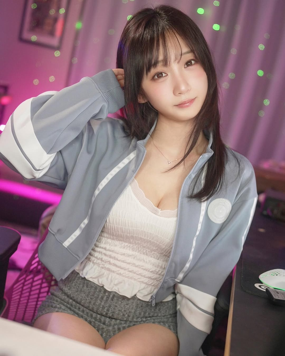 Cô nàng luôn biết cách thu hút sự chú ý với nhiều cách khác nhau. Có lần, cô nàng thoải mái chia sẻ sự cố bung cúc áo khiến fan đứng ngồi không yên.